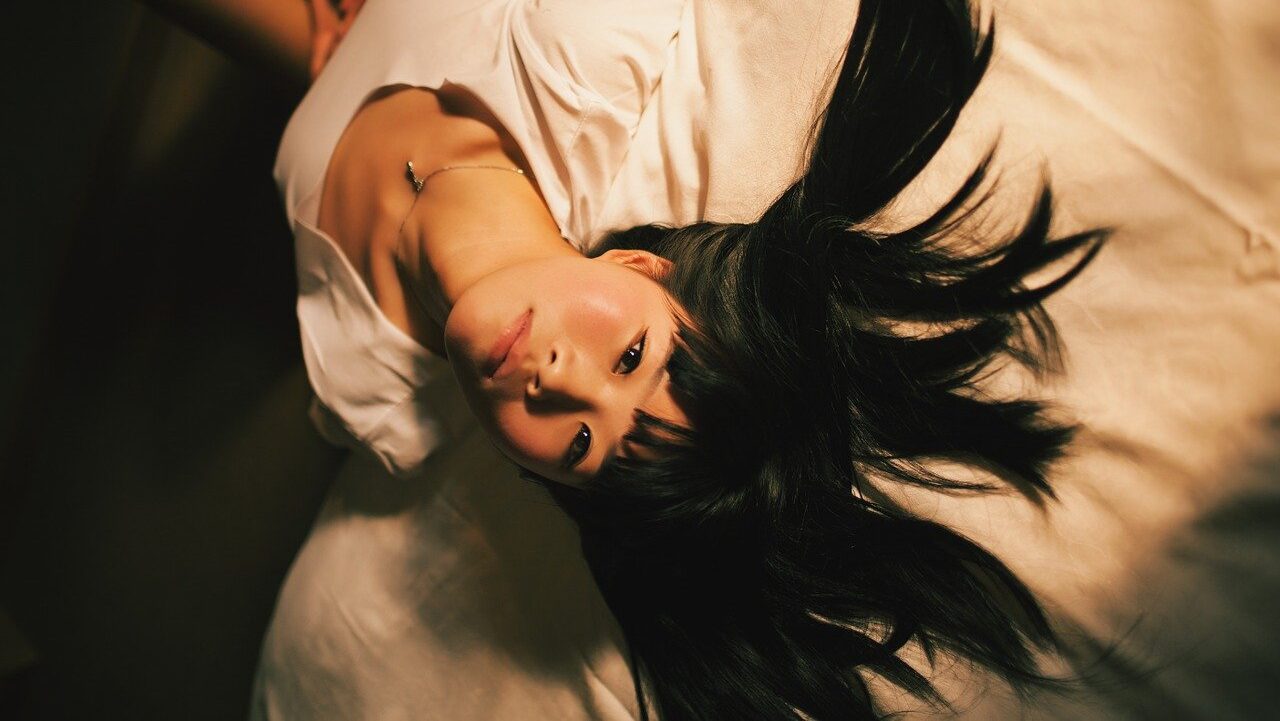 une femme asiatique sur un lit