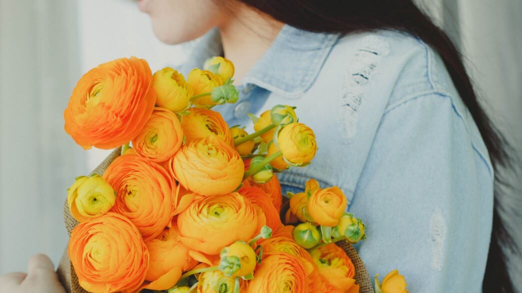 A woman holding flowers