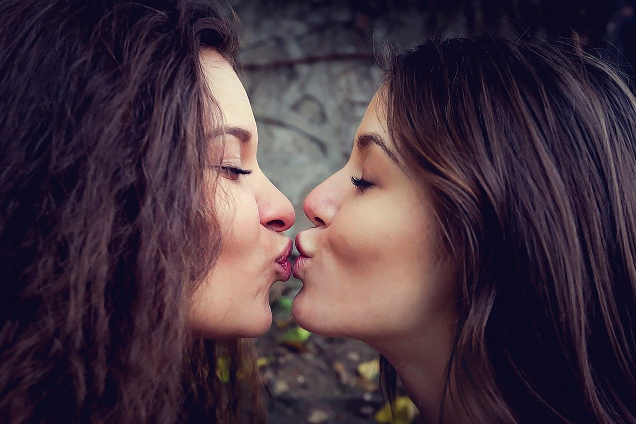 лесби целуются в губы фото 48