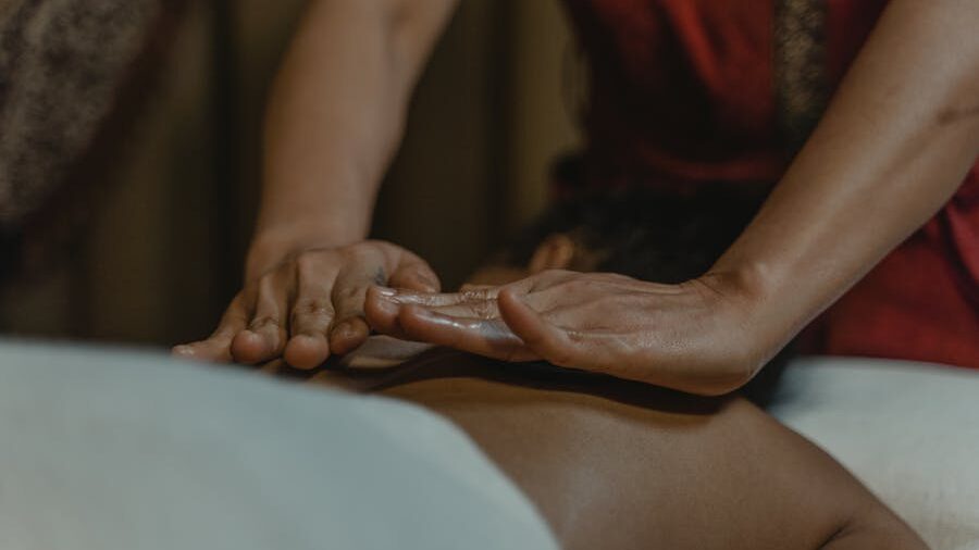 Une séance de massage de ladyboy traditionnel avec une lumière tamisée et une ambiance apaisante.